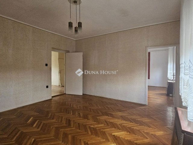 Eladó családi ház, Pécsett 85 M Ft, 7 szobás