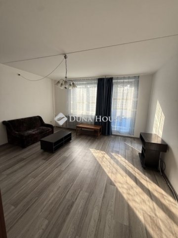 Eladó panellakás, Veszprémben 67.9 M Ft, 4 szobás