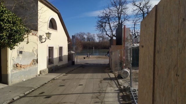 Kiadó üzlethelyiség, Szentendrén, Péter Pál utcában, 5 szobás