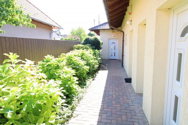 Eladó családi ház, Fóton 189.9 M Ft, 7 szobás