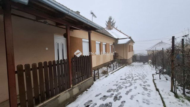 Eladó családi ház, Vácegresen 68.5 M Ft, 4 szobás