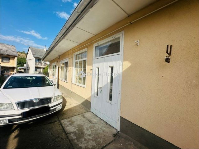 Eladó családi ház, Lábatlanon 55.7 M Ft, 8 szobás