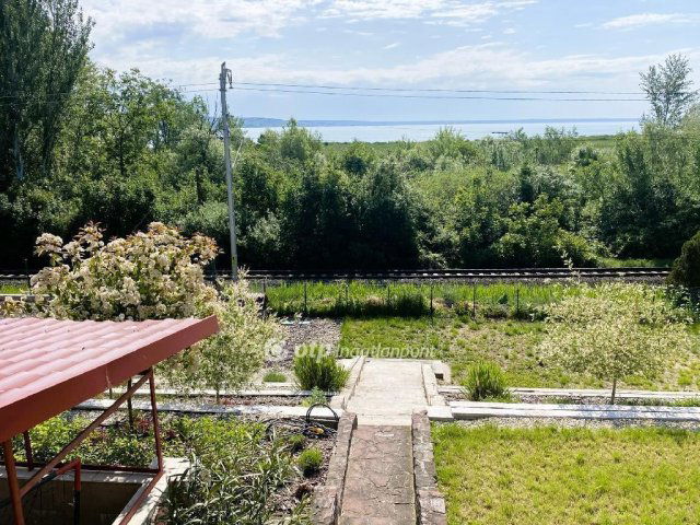 Eladó nyaraló, Balatonalmádiban 95 M Ft, 3 szobás