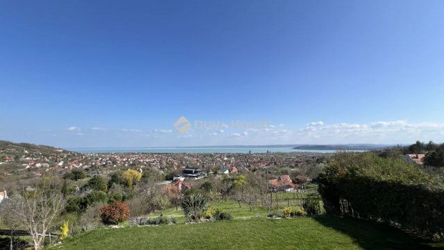 Eladó nyaraló, Balatonfüreden 420 M Ft, 4 szobás