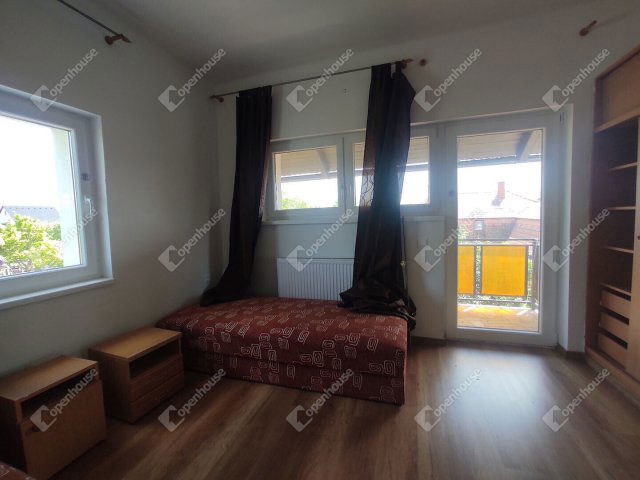Eladó családi ház, Komáromban 95 M Ft, 5 szobás