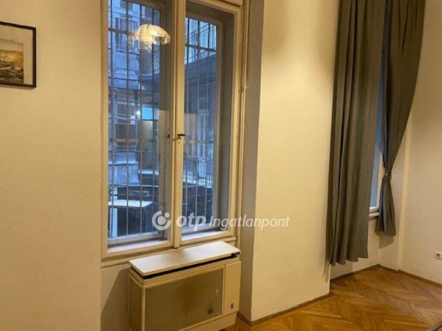 Eladó téglalakás, Budapesten, V. kerületben 64.9 M Ft, 1 szobás