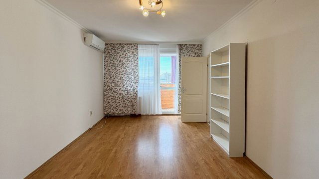 Eladó panellakás, Debrecenben 69.9 M Ft, 3 szobás