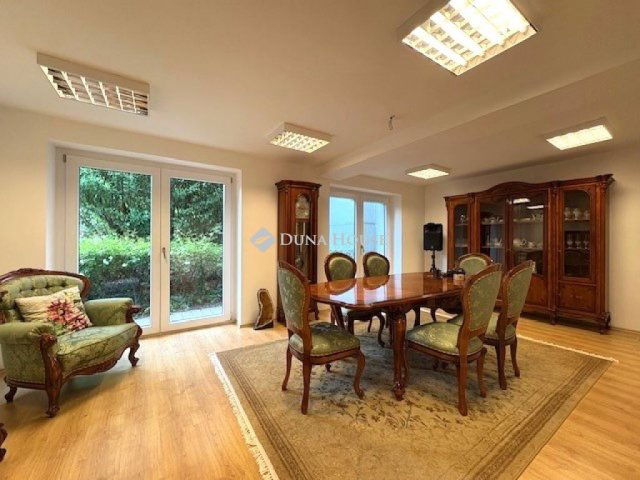 Kiadó ikerház, albérlet, Budapesten, XII. kerületben, 8 szobás