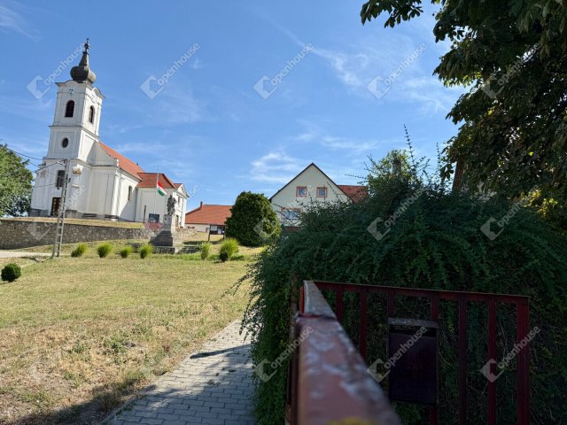 Eladó családi ház, Balatonfőkajáron 65.7 M Ft, 4 szobás