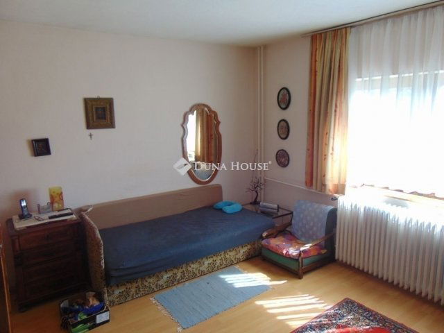 Eladó családi ház, Pécsett 84.9 M Ft, 4 szobás