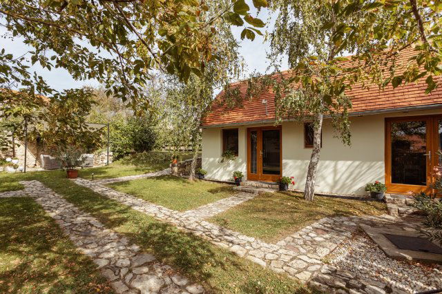 Eladó hotel, Köveskálon 349.9 M Ft, 7 szobás