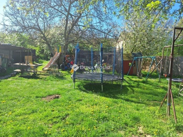 Eladó családi ház, Neszmélyen 65.9 M Ft, 8 szobás