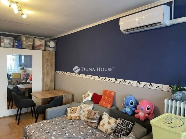 Eladó panellakás, Pécsett 53.99 M Ft, 2 szobás