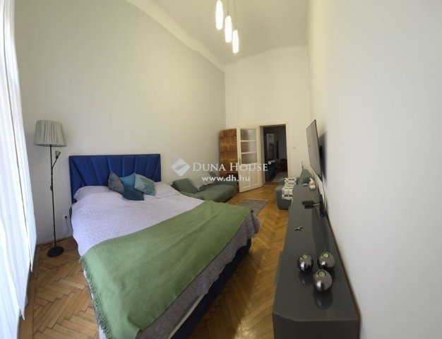 Eladó téglalakás, Budapesten, V. kerületben 77.5 M Ft, 1 szobás