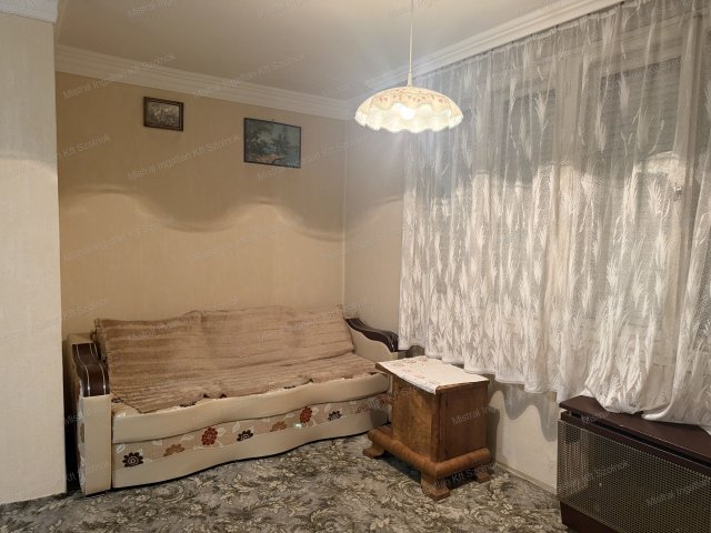 Eladó panellakás, Szolnokon 31.999 M Ft, 2 szobás