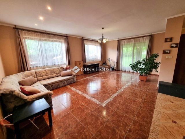 Eladó családi ház, Ajkán 63.9 M Ft, 4 szobás