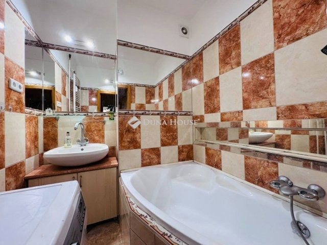 Eladó téglalakás, Pécsett 52.5 M Ft, 3 szobás