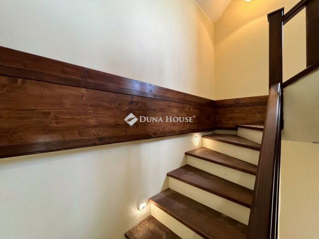 Eladó családi ház, Zamárdiban 144.9 M Ft, 7 szobás