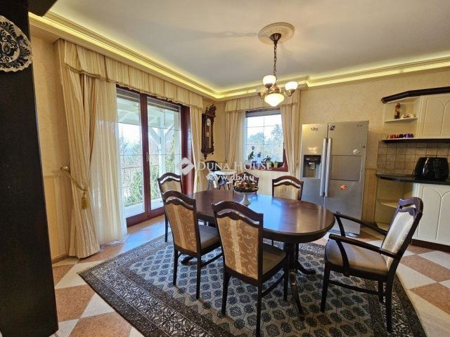 Eladó családi ház, Pócsmegyeren 259 M Ft, 6 szobás