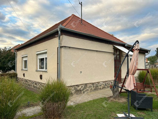 Eladó családi ház, Répcelakon 46.7 M Ft, 4 szobás
