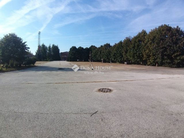 Eladó ipari ingatlan, Szigetújfalun 250 M Ft