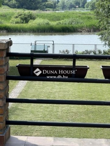 Eladó családi ház, Majosházán 265 M Ft, 4 szobás