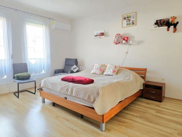 Eladó téglalakás, Pécsett 72.9 M Ft, 3 szobás