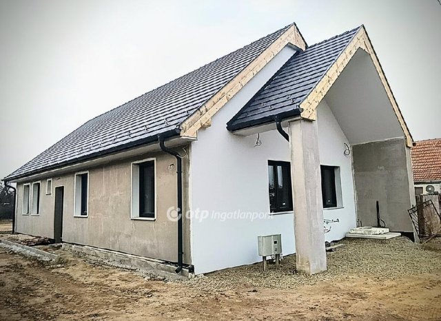 Eladó családi ház, Jászfényszarun 74 M Ft, 1+3 szobás