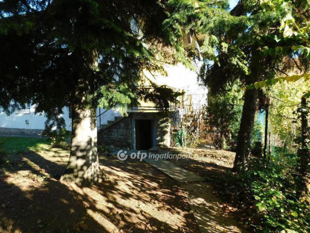 Eladó családi ház, Pécsett 329 M Ft, 9 szobás