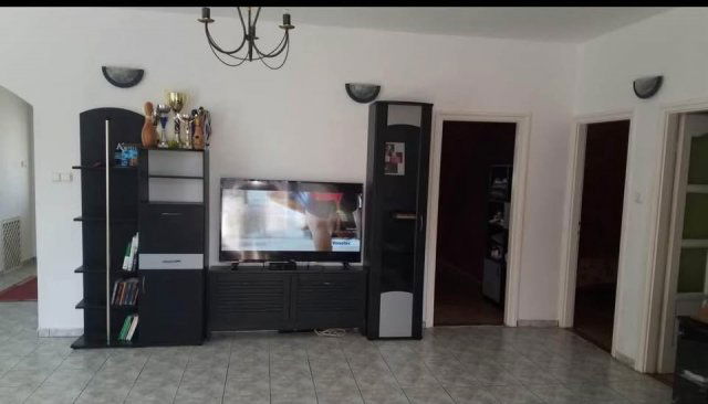 Kiadó családi ház, albérlet, Ürömön, Fő utcában, 3+1 szobás