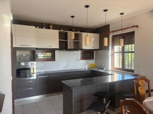 Eladó családi ház, Pécsett 350 M Ft, 9 szobás