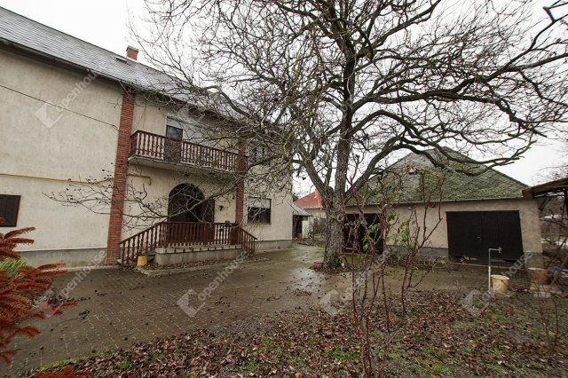 Eladó családi ház, Székesfehérvárott 90 M Ft, 7 szobás