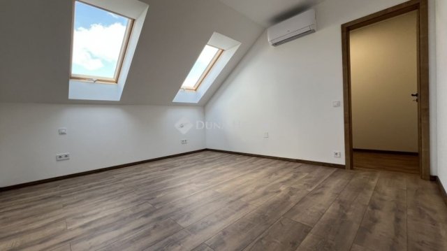 Eladó ikerház, Balatonfüreden 220 M Ft, 4 szobás