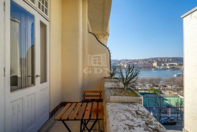 Eladó téglalakás, Budapesten, V. kerületben 129 M Ft, 1 szobás