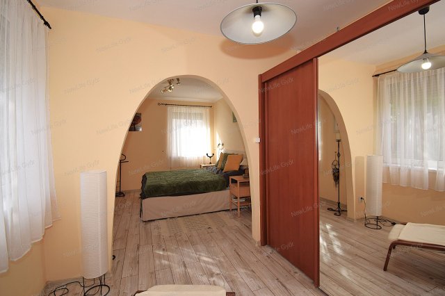Eladó családi ház, Győrújbaráton 119.9 M Ft, 6+1 szobás