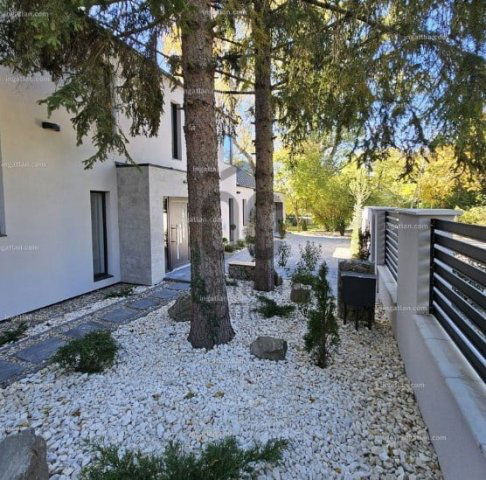 Eladó családi ház, Szentendrén 309 M Ft, 5 szobás