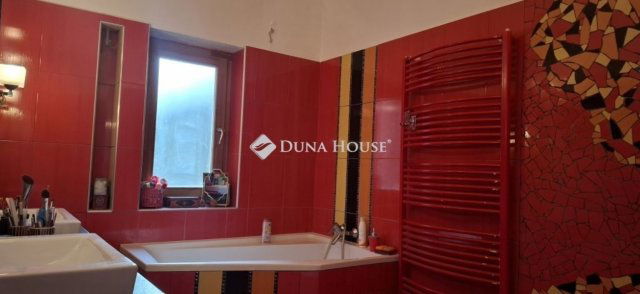 Eladó családi ház, Pécsett 115 M Ft, 4+1 szobás