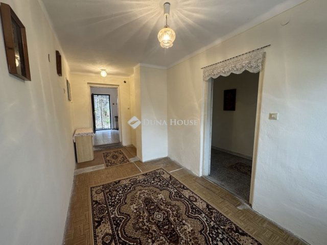 Eladó családi ház, Pécsett 44 M Ft, 4 szobás
