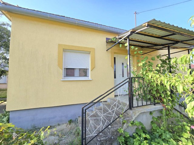 Eladó családi ház, Sásdon 27.8 M Ft, 3 szobás