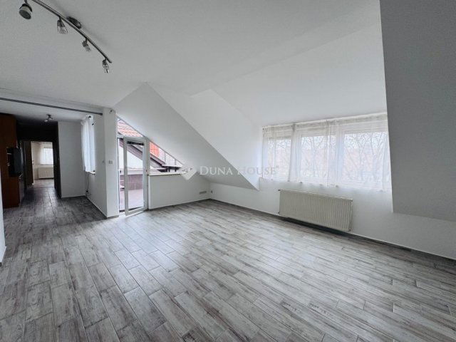 Eladó téglalakás, Pécsett 74.5 M Ft, 3 szobás