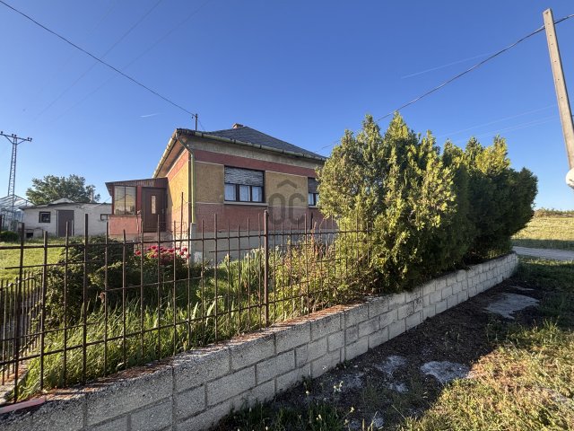 Eladó családi ház, Várpalotán 39 M Ft, 2 szobás