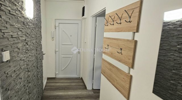 Kiadó panellakás, albérlet, Pécsett, Hal József utcában