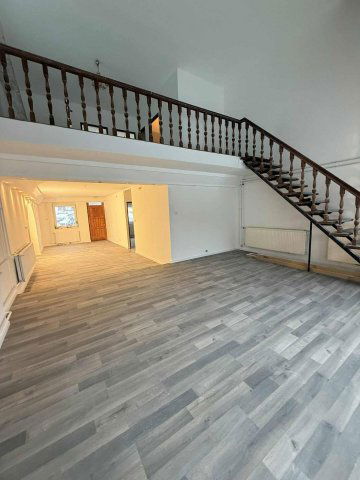 Eladó családi ház, Pécsett 89.9 M Ft, 5 szobás