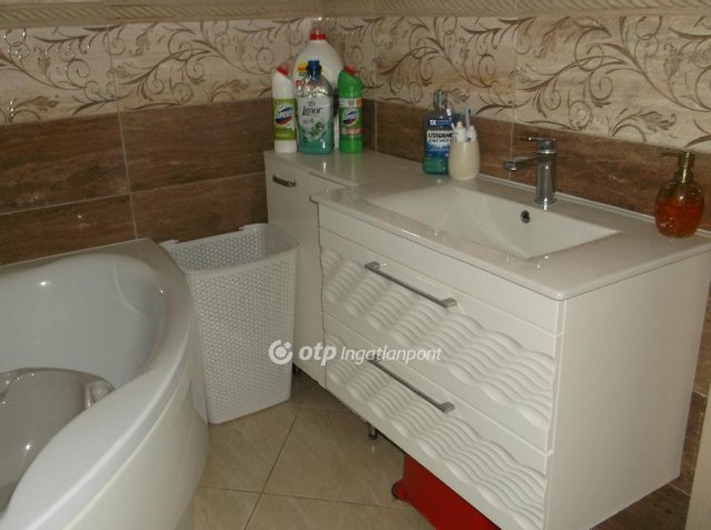 Eladó családi ház, Gyöngyösön 190 M Ft, 5 szobás