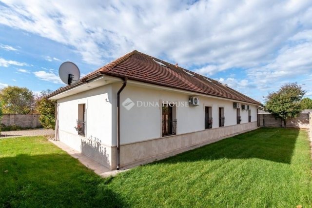 Eladó családi ház, Dabason 249 M Ft, 8 szobás