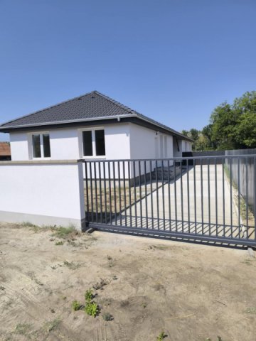 Eladó családi ház, Dánszentmiklóson 58 M Ft, 3 szobás