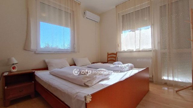 Eladó nyaraló, Balatonbogláron 265 M Ft, 8 szobás