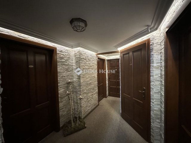 Eladó családi ház, Kecskeméten 224.9 M Ft, 7 szobás