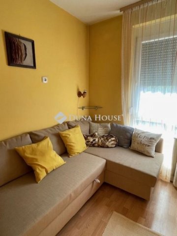 Eladó panellakás, Pécsett 58.7 M Ft, 3 szobás