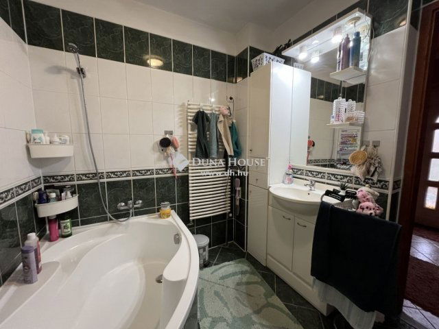 Eladó családi ház, Pétfürdőn 79.9 M Ft, 4+2 szobás